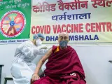 El Dalai Lama recibiendo la primera dosis de la vacuna.