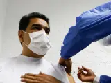Nicolás Maduro recibe la primera dosis de la vacuna.