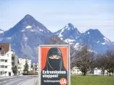 Un cartel de la iniciativa 'Sí a la prohibición del burka' en Oberdorf, en el cantón de Nidwalden (Suiza).