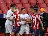 Lucas Vázquez se encara con un jugador del Atlético durante el derbi