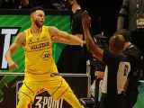 Stephen Curry celebra su actuación en el Concurso de Triples de la NBA.