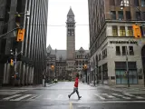 13 April 2020, Canada, Toronto: A man runs across an empty intersection of Bay street and Richmond amid restrictions on public life and non-esseential activities to curb the spreading of coronavirus. Photo: Richard Lautens/The Toronto Star via ZUMA Wire/dpa Richard Lautens / The Toronto Star / DPA (Foto de ARCHIVO) 13/4/2020 ONLY FOR USE IN SPAIN