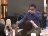 El primer ministro de Tailandia, Prayut Chan-ocha, ha vuelto a crear polémica en el país al rociar con un espray con lo que parecía desinfectante alcohólico a unos periodistas debido a una pregunta que le molestó.