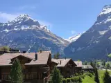 Pueblo con casas modernas cerca de las montañas.