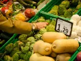 Archivo - Hortalizas y frutas en un supermercado