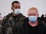 El doctor Pedro Cavadas, a la izquierda, con el joven albino guineano al que ha operado de cáncer facial
