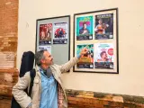 El artista Manuel Márquez de Villamanrique, junto al cartel de su último espectáculo