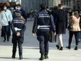 Agentes de la policía local controlan este fin de semana las calles de Milán, Italia.