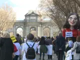El 'ninot' de Ayuso aparece en las reivindicaciones de Marea Blanca en Madrid