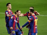 Los jugadores del FC Barcelona celebran un gol de Mingueza.