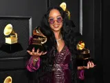 La cantante H.E.R. posa con los premios Grammy 2021 a la mejor canción de R&B por 'Better Than I Imagined', y a la canción del año por 'I Can't Breathe'.