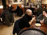 Gente cenando en un restaurante de Barcelona, en una imagen de archivo.