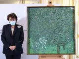 La ministra de Cultura francesa junto al cuadro 'Rosebushes under the Trees' de Gustav Klimt.