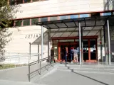 Pla obert de l'entrada als jutjats de Reus el 16 de novembre del 2020.