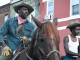 Idris Elba y Caleb McLaughlin en 'Cowboy de asfalto'