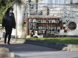 Un estudiante junto a la Facultad de Filosof&iacute;a de la Universidad Aut&oacute;noma de Madrid