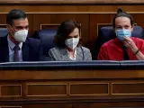 El presidente del Gobierno, Pedro Sánchez; su vicepresidenta primera, Carmen Calvo, y el todavía vicepresidente segundo, Pablo Iglesias, en el Congreso.