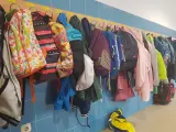 Archivo - Mochilas en un colegio.