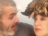 Loles León con un buho en la cabeza en su Instagram en una visita a Lorenzo Caprile