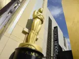 La estatua de los premios Oscar, en la entrada del teatro Dolby, en Los Ángeles.