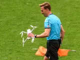 Pizarro Gómez retira el dron con la bandera contra la Euro.