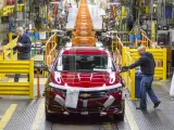 Dos operarios de General Motors trabajan en una planta de Detroit en un modelo Chevrolet.