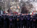 Agentes impidiendo el avance de la manifestación.