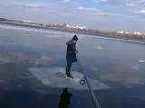 Niño flotando sobre un trozo de hielo en Kiev.