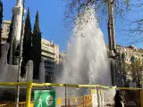 Revienta una tubería de agua en las obras del colector de la Diagonal de Barcelona.