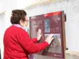La Generalitat entrega los restos del maqui Francisco Serrano 'El Rubio' a su hija Lidia Serrano y a su nieta Angeles Castel, en el cementerio dels Reguers, en Tortosa (Tarragona), el 25 de marzo de 2021.