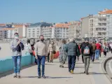 Varias personas pasean por el paseo marítimo de Sanxenxo, Pontevedra, Galicia (España), a 21 de marzo de 2021.
