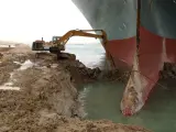 Los intentos desesperados por liberarlo con ocho remolcadores no han tenido éxito. El carguero, uno de los más grandes del mundo, lleva encallado desde el martes por la proa y por la popa en las orillas del Canal de Suez.