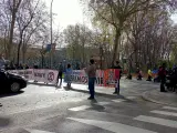 Un grupo de manifestantes ha cortado, la mañana de este viernes, el Paseo del Prado, en Madrid, durante una protesta por la crisis climática y reclamando al Gobierno que tome medidas urgentes para frenar las emisiones contaminantes.