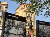 Varios carteles recordando la Semana Santa del pasado en el puente de Triana, en Sevilla.