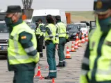 Varios agentes de la Guardia Civil preparan un dispositivo en una carretera de Madrid.