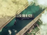 Vista de satélite del barco Ever Given en el Canal de Suez.