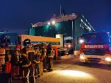 Efectivos de los Bomberos de Barcelona trabajan durante un simulacro de incendio en el Puerto de Barcelona.