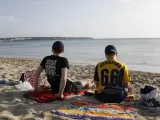 Dos turistas alemanes descansan en una playa de Palma de Mallorca durante este fin de semana.