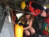 Rescate en helicóptero de dos chicas en la playa de Covcachos (Santa Cruz de Bezana)