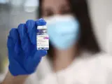 Una mujer recibe la primera dosis de la vacuna de AstraZeneca contra la COVID-19 en el Hosital Enfermera Isabel Zendal, en Madrid (España), a 24 de marzo de 2021. La Comunidad de Madrid ha retomado este miércoles la va