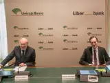 Archivo - Manuel Azuaga (Unicaja) y Manuel Menéndez (Liberbank)