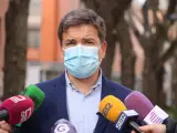 El edil Rafael Pérez Borda atiende a los medios.