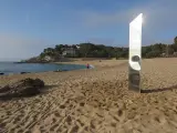 Monolito encontrado este martes en la playa Sa Conca de Castell-Platja d'Aro (Girona), en la Costa Brava.