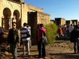 Archivo - Turistas en Medina Azahara, en una imagen de archivo.