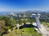 Se localiza en Caravia y ofrece unas vistas que no se olvidan fácilmente. Y es que la visión desde este escenario privilegiado es total con la montaña y el mar al alcance de los ojos. Una experiencia única.