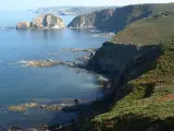 Se accede a ella desde el pueblo de Casta&ntilde;eras y no hay duda de que es una de las m&aacute;s bonitas de Asturias gracias a las vistas impresionantes desde su parte alta y a sus aguas cristalinas. Adem&aacute;s, con marea baja se pueden observar varias cuevas excavadas en la roca.