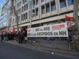 Varios trabajadores del hotel NH Madrid Pr&iacute;ncipe de Vergara protestan a las puertas del mismo contra el ERE planteado por la cadena.