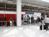 Pasajeros hacen cola para entrar al dispositivo de detección de Covid-19 colocado en el aeropuerto de Palma.
