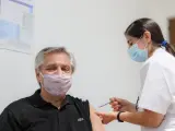 El presidente de Argentina, Alberto Fernández, recibe la primera dosis de la vacuna rusa Sputnik V contra el coronavirus.