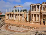 La antigua Emérita Augusta conserva numerosos vestigios de su pasado como importante ciudad romana. El conjunto de teatro, anfiteatro y circo es sin duda la joya de la corona, ya que se encuentran en muy buen estado de conservación. Cada verano se celebra el festival de teatro clásico en el que se representan algunas de las principales obras clásicas.